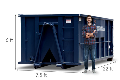 男人站在30码的垃圾箱旁边，尺寸22英尺x 7.5英尺x 6英尺