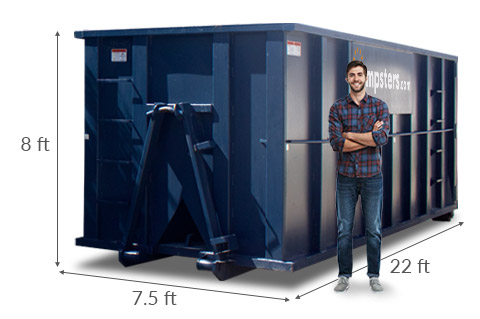 男人站在20码的垃圾箱旁边，尺寸22英尺x 7.5英尺x 8英尺