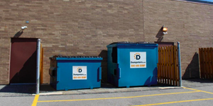 两个商业垃圾箱，大门未上锁，可提供垃圾收集服务.