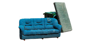 旧的蓝色沙发和弹簧箱，用来处理大量垃圾.