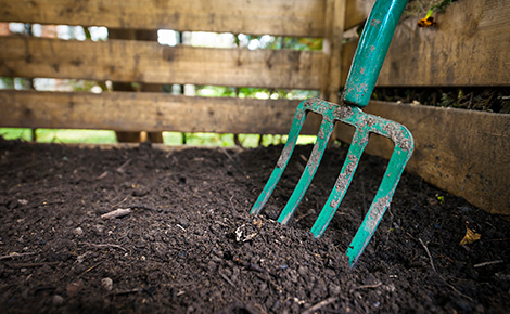 用栅栏和园艺工具清理泥土.