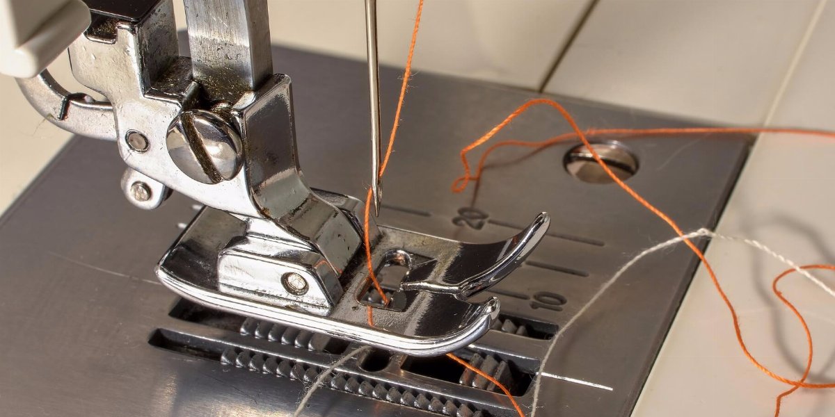 Путаются нитки в швейной машинке. Почему швейная машинка зажевывает нитки снизу.
